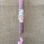 Σάπιο μήλο στρογγυλή αρωματική λαμπάδα με εμπριμέ μπεζ ύφασμα και 2 καρδιές που κρέμονται