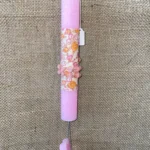 Ροζ στρογγυλή αρωματική λαμπάδα με εμπριμέ ύφασμα και 2 καρδιές που κρέμονται