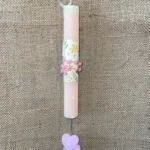 Μπεζ/σωμόν στρογγυλή αρωματική λαμπάδα με εμπριμέ ύφασμα και 2 καρδιές που κρέμονται