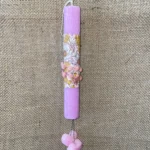 Ροζ στρογγυλή αρωματική λαμπάδα με εμπριμέ ύφασμα και 2 καρδιές που κρέμονται