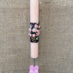 Σωμόν στρογγυλή αρωματική λαμπάδα με εμπριμέ μαύρο ύφασμα και 2 καρδιές που κρέμονται