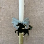 Μπεζ στρογγυλή αρωματική λαμπάδα, μισή ιριζέ, με plexiglass καθρέφτη μονόκερο