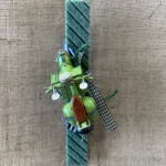 Πράσινη πλακέ με ρίγες αρωματική λαμπάδα με διακοσμητική Vintage Vespa