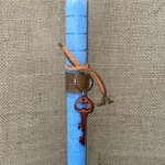 Γαλάζια στρογγυλή αρωματική λαμπάδα με μπρελόκ/ανοιχτήρι κλειδί (Munkees)