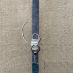 Γκρι τετράγωνη αρωματική λαμπάδα με μεταλλικό μπρελόκ Keep calm and just smile