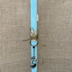 Γαλάζια τετράγωνη αρωματική λαμπάδα με μεταλλικό μπρελόκ Vespa