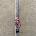 Μπεζ τετράγωνη αρωματική λαμπάδα με μεταλλικό μπρελόκ καρδιά