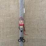 Γκρι τετράγωνη αρωματική λαμπάδα με μεταλλικό μπρελόκ ποδηλάτης