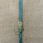 Πράσινη τετράγωνη αρωματική λαμπάδα με μεταλλικό μπρελόκ κλειδί του Σολ