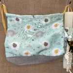 Λευκή πλακέ αρωματική λαμπάδα με μπρελόκ plexiglass ελεφαντάκι μαζί με παιδικό σακίδιο πλάτης