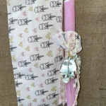 Ροζ στρογγυλή αρωματική λαμπάδα με μπρελόκ μονόκερο από plexiglass μαζί με παιδικό νεσεσέρ