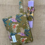 Μωβ πλακέ αρωματική λαμπάδα με εμπριμέ ύφασμα χακί και νεσεσέρ/τσαντάκι στο ίδιο ύφασμα