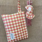 Μπορντώ πλακέ αρωματική λαμπάδα με καρώ ύφασμα και νεσεσέρ/τσαντάκι στο ίδιο ύφασμα