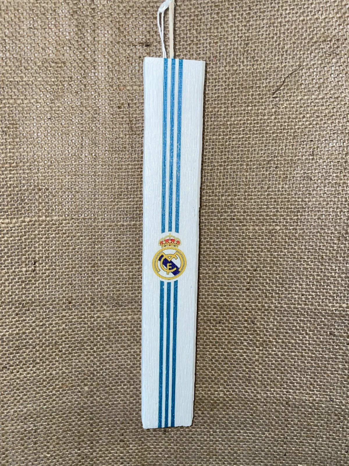 Λευκή πλακέ αρωματική λαμπάδα με θέμα Real Madrid - Image 1