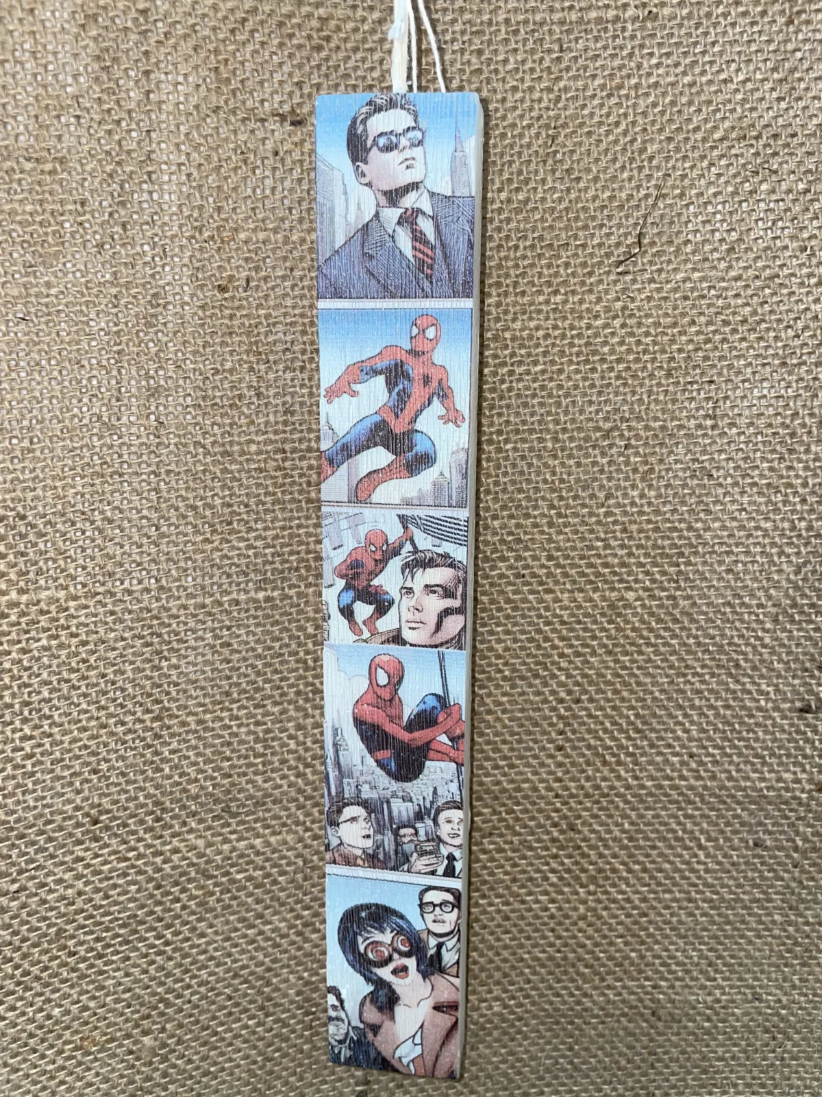 Λευκή πλακέ αρωματική λαμπάδα με θέμα Spiderman - Image 1