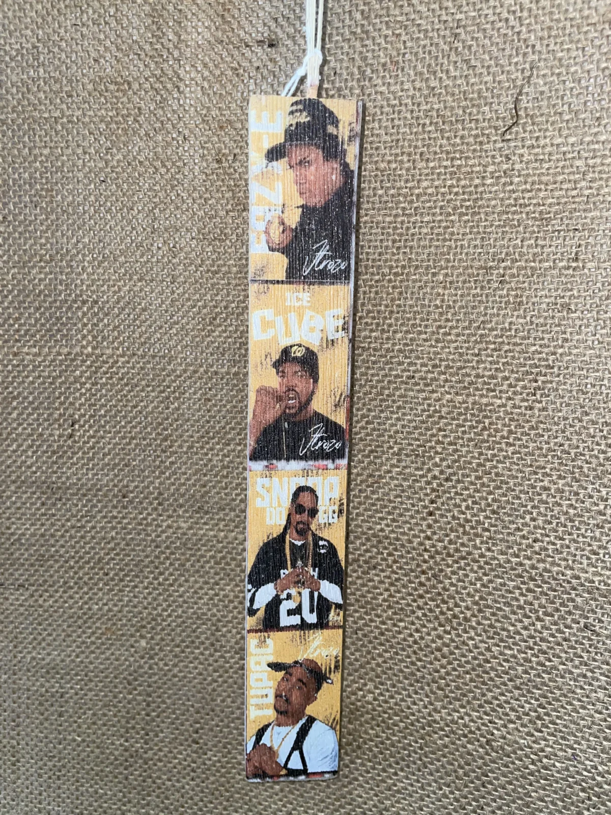 Λευκή πλακέ αρωματική λαμπάδα με θέμα Snoop Dog - Image 1