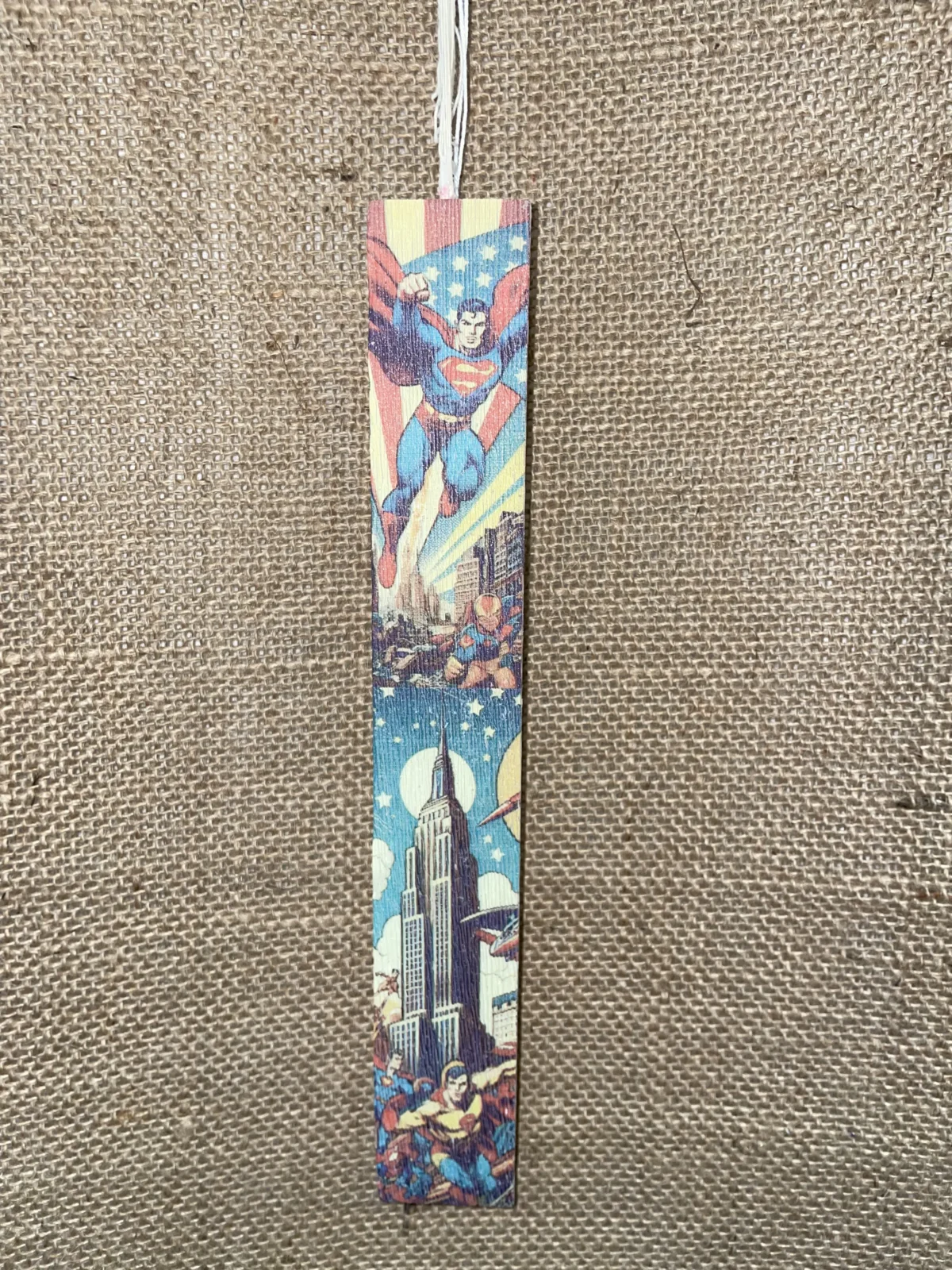 Λευκή πλακέ αρωματική λαμπάδα με θέμα Superman - Image 1