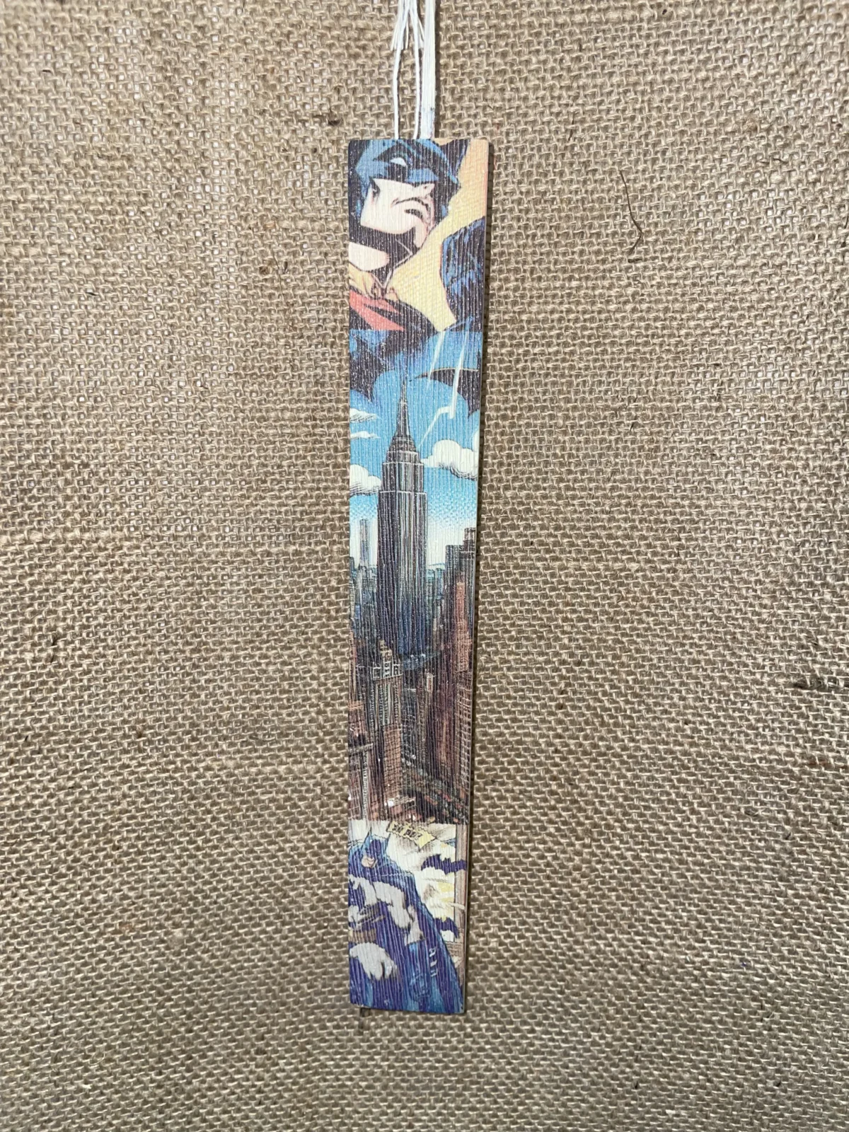 Λευκή πλακέ αρωματική λαμπάδα με θέμα Batman - Image 1