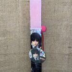 Ροζ πλακέ αρωματική λαμπάδα με Wednesday και ίδιο καθρεφτάκι