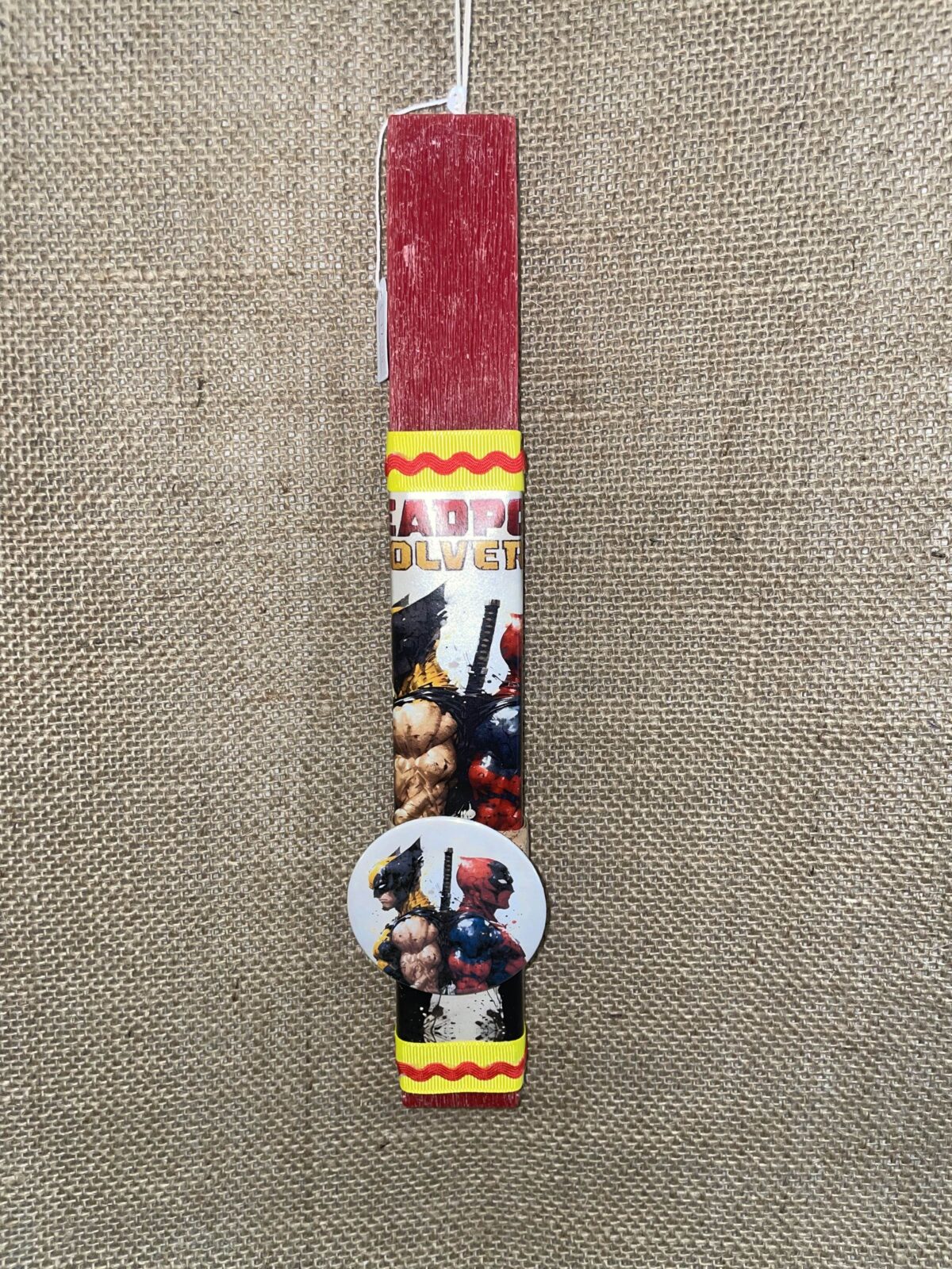 Κόκκινη πλακέ αρωματική λαμπάδα με Deadpool & Wolverine - Image 1