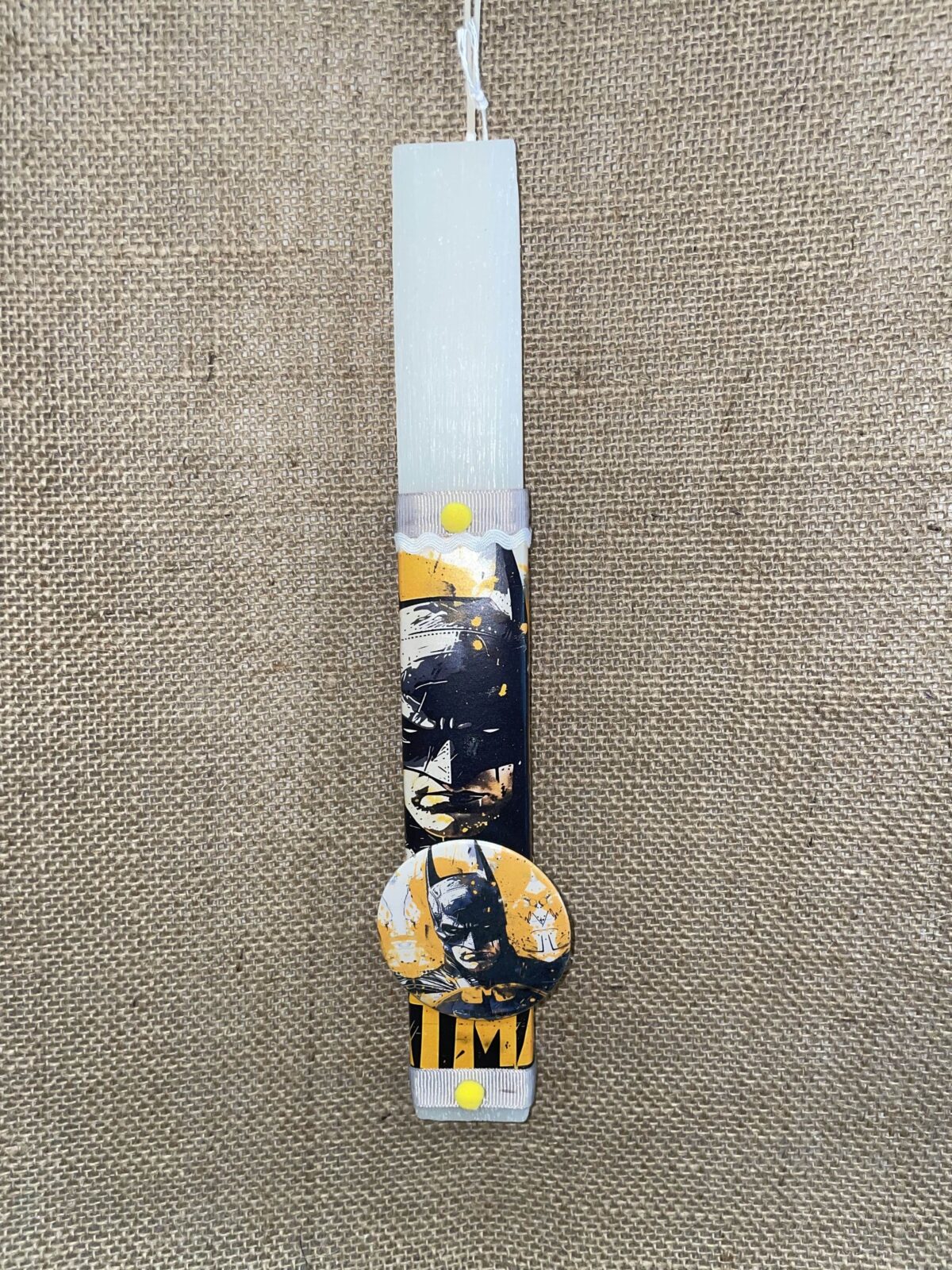 Λευκή πλακέ αρωματική λαμπάδα με Batman - Image 1