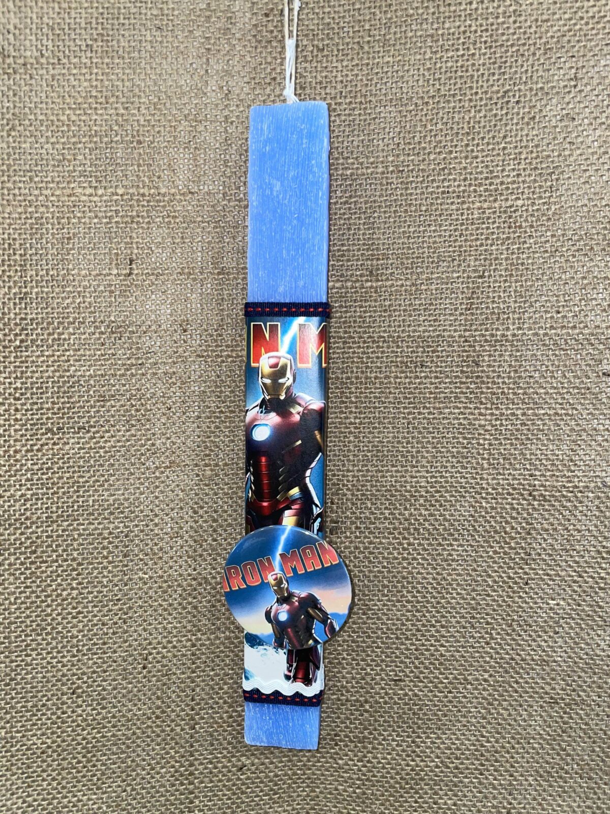 Γαλάζια πλακέ αρωματική λαμπάδα με Ironman - Image 1