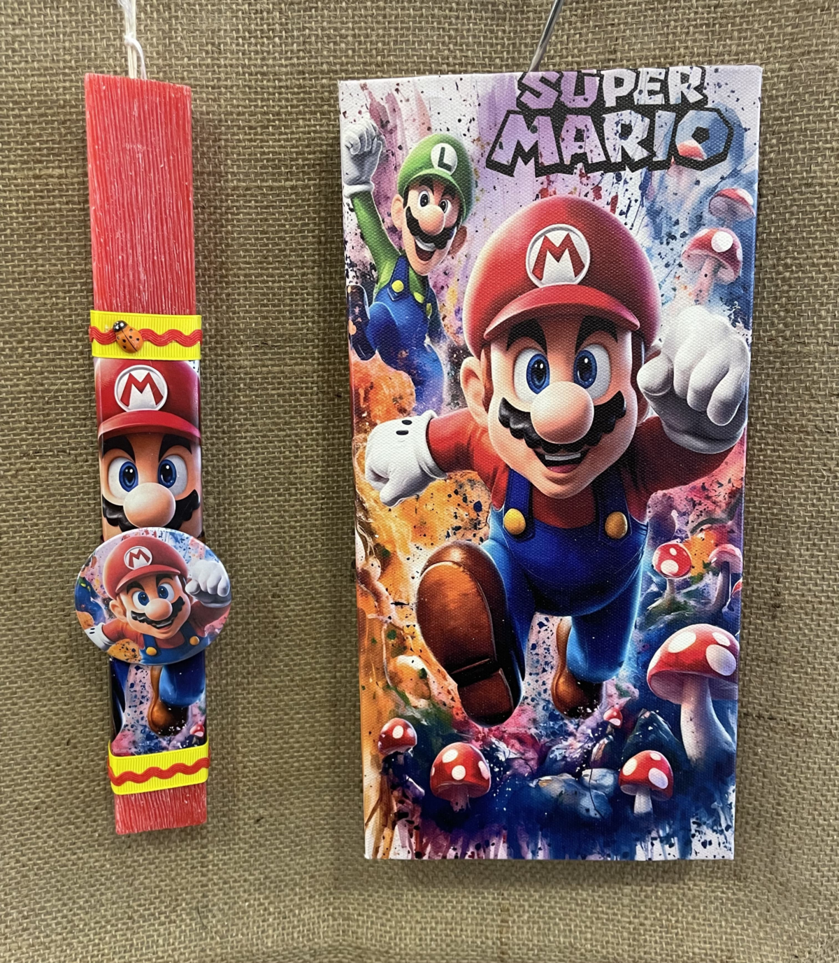Κόκκινη πλακέ αρωματική λαμπάδα με Super Mario και ξύλινο καμβά με ίδιο θέμα - Image 1