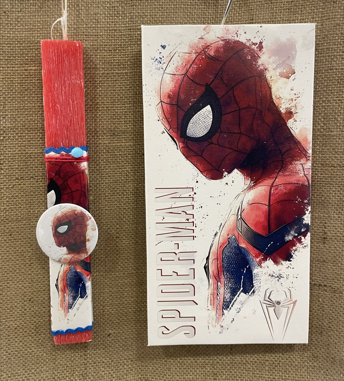Κόκκινη πλακέ αρωματική λαμπάδα με Spiderman και ξύλινο καμβά με ίδιο θέμα - Image 1