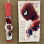 Κόκκινη πλακέ αρωματική λαμπάδα με Spiderman και ξύλινο καμβά με ίδιο θέμα