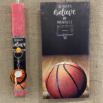 Κόκκινη πλακέ αρωματική λαμπάδα με Basket και ξύλινο καμβά με ίδιο θέμα