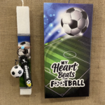 Λευκή πλακέ αρωματική λαμπάδα με ποδόσφαιρο και ξύλινο καμβά με ίδιο θέμα