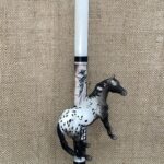 Λευκή οβάλ λαμπάδα με παιχνίδι ένα ασπρόμαυρο άλογο