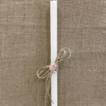 Λευκή τετράγωνη αρωματική λαμπάδα με διακοσμητικό κεραμικό ροζ ψαράκι