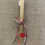 Χρυσή τετράγωνη λαμπάδα με διακοσμητική μεταλλική πασχαλίτσα