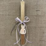 Χρυσή τετράγωνη λαμπάδα με κολιέ γατούλα κεραμική μπεζ