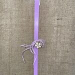 Φούξια τετράγωνη λαμπάδα με κρεμαστή μεταλλική μαργαρίτα ροζ