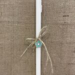 Λευκή τετράγωνη λαμπάδα με κρεμαστή μεταλλική μαργαρίτα μέντα