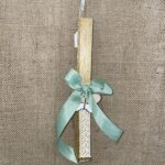 Χρυσή τετράγωνη λαμπάδα με πεταλούδα μεταλλική κρεμαστή και μέντα φιόγκο