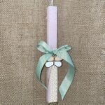 Ροζ τετράγωνη λαμπάδα με πεταλούδα μεταλλική κρεμαστή και μέντα φιόγκο