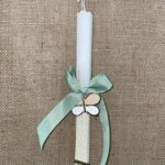 Λευκή τετράγωνη λαμπάδα με πεταλούδα μεταλλική κρεμαστή και μέντα φιόγκο