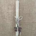 Μπεζ τετράγωνη λαμπάδα με πεταλούδα και λουλούδι μεταλλικά κρεμαστά