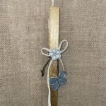 Χρυσή τετράγωνη λαμπάδα με πεταλούδα και λουλούδι μεταλλικά κρεμαστά