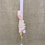 Ροζ τετράγωνη λαμπάδα με κεραμικό αρκουδάκι και plexiglass αυγό ''Το πρώτο μου Πάσχα''