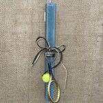 Πετρόλ τετράγωνη λαμπάδα με μπρελόκ ρακέτα και μπαλάκι του τέννις