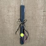 Γκρι σκούρο τετράγωνη λαμπάδα με μπρελόκ ρακέτα και μπαλάκι του τέννις