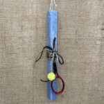 Μπλε τετράγωνη λαμπάδα με μπρελόκ ρακέτα και μπαλάκι του τέννις