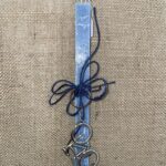 Μπλε τετράγωνη λαμπάδα με μπρελόκ ποδήλατο