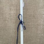 Λευκή στρογγυλή  λαμπάδα με μεταλλικό αεροπλανάκι