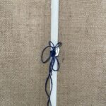 Λευκή τετράγωνη λαμπάδα με μεταλλικό καραβάκι