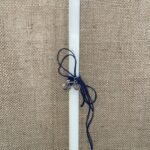 Λευκή τετράγωνη λαμπάδα με μεταλλικό ποδήλατο